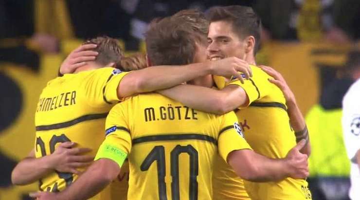 Vào! Maximilian Philipp đưa bóng qua vòng cấm và Raphael Guerreiro (Dortmund) đã có một nhiệm vụ dễ dàng nhất thế giới để đưa bóng vào lưới trống. 0:1.