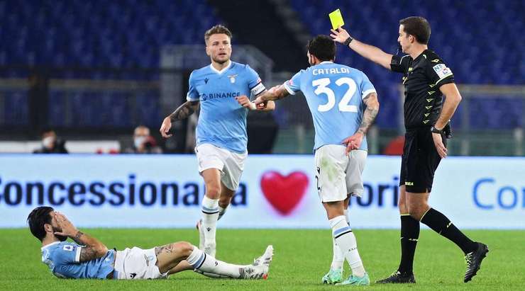 Giovanni Ayroldi rút thẻ vàng cho Luis Alberto (Lazio) vì pha phạm lỗi nặng.