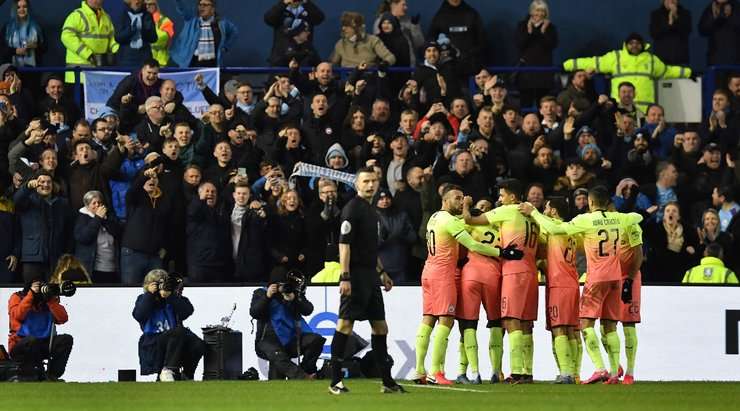 Sergio Aguero (Manchester City) nhận bóng trong vòng cấm, anh xoay trở rất nhanh nhẹn và dễ dàng sút tung lưới khung thành đối phương.