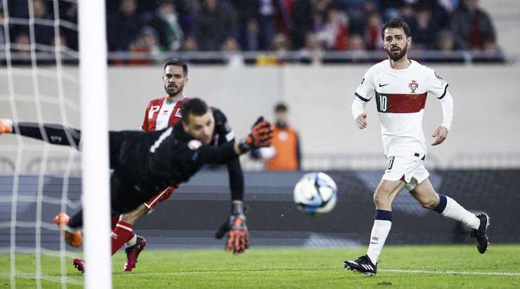 Đã có bàn thắng! Bernardo Silva (Bồ Đào Nha) dũng cảm tung người đánh đầu cận thành sau đường căng ngang của Joao Palhinha và anh không để cho thủ môn Anthony Moris bất kỳ cơ hội cản phá nào. Bóng bay như một viên đạn vào góc trái khung thành. Tỉ số là 0:3.