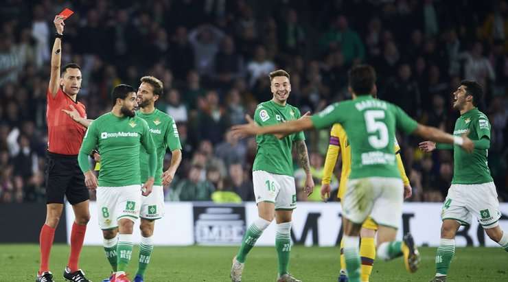 Nabil Fekir (Betis) nhận một chiếc thẻ vàng từ tay của trọng tài chính, Jose Sanchez. Và bởi vì nó là chiếc thứ hai trong trận đấu này, một chiếc thẻ đỏ được rút ra và Nabil Fekir (Betis) bị đuổi.