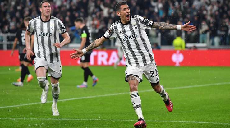 Vào rồi! Angel Di Maria (Juventus) bức tốc vào vòng cấm và chọn đúng điểm rơi sau đường căng ngang của Filip Kostic trước khi dứt điểm cận thành đẹp mắt làm tung nóc lưới khung thành đối phương. Tỉ số là 1:0.
