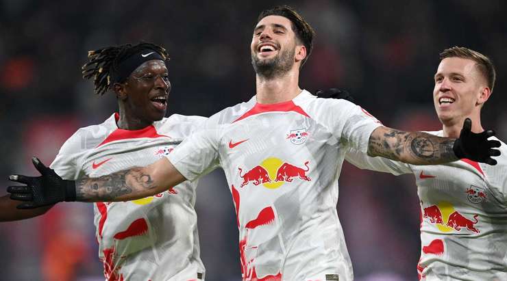 Dominik Szoboszlai (RB Leipzig) thực hiện quả đá phạt và đánh bại thủ môn với một cú sút đi vào phía trong cột dọc bên trái. Đơn giản là quá tuyệt vời!