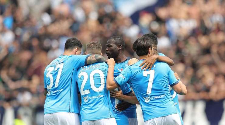 Vào! Matteo Politano (Napoli) len lỏi qua các cầu thủ đối phương trước khi tung một cú sút tuyệt diệu từ rìa vòng cấm vào phía trong cột dọc bên trái. Thủ môn Ivan Provedel đã không có cơ hội nào để chạm vào quả bóng. Tỉ số là 0:1.