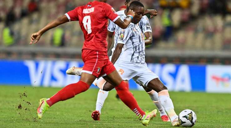 Vào! Max Gradel (Bờ Biển Ngà) thể hiện nền tảng kỹ thuật tuyệt vời của mình với một cú sút một chạm từ ngay bên ngoài vòng cấm, bóng đi vào góc cao bên phải khung thành. Tỉ số là 0:1.