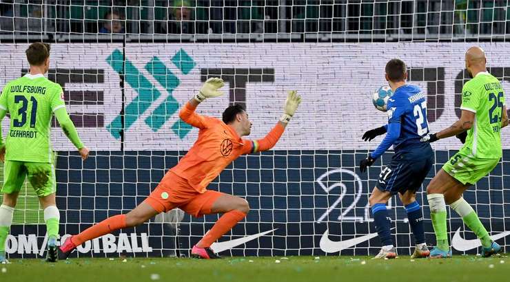 Bóng đã nằm trong lưới! Christoph Baumgartner treo bóng vào vòng cấm và Andrej Kramaric (Hoffenheim) đón quả tạt để dứt điểm gọn gàng vào lưới. 1:2.