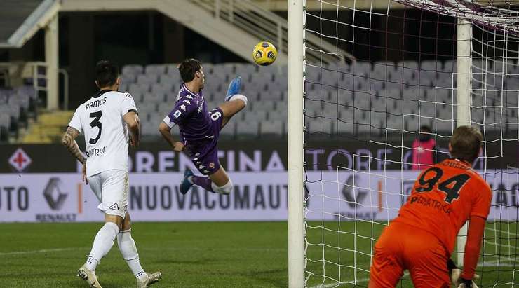 Một pha dứt điểm xuất sắc! Dusan Vlahovic (Fiorentina) đón một quả tạt hoàn hảo tới từng centimét trong vòng cấm và sút bóng vào lưới trong sự bất lực của thủ môn.