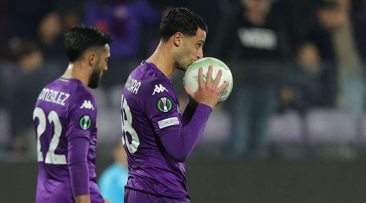 Vào! Giacomo Bonaventura chuyền bóng cho Rolando Mandragora (Fiorentina) và cầu thủ này có một cú sút bị bị đổi hướng ngay trong vòng cấm, khiến thủ môn Tiago Sa không thể làm gì được. 1:2.