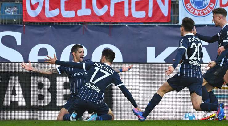 Cristian Gamboa (Bochum) tung một cú sút từ cự ly tầm trung. Đó là một cú sút cực mạnh vào mép trong cột dọc bên trái. Một cú sút tuyệt vời!