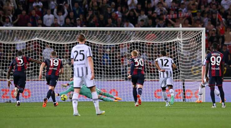 Arkadiusz Milik (Juventus) bỏ lỡ một cơ hội ngon ăn để ghi bàn! Anh ấy sút phạt đền đi chìm vào chính giữa khung thành, nhưng nó không đủ để đánh bại Lukasz Skorupski người dễ dàng ngăn chặn pha dứt điểm.
