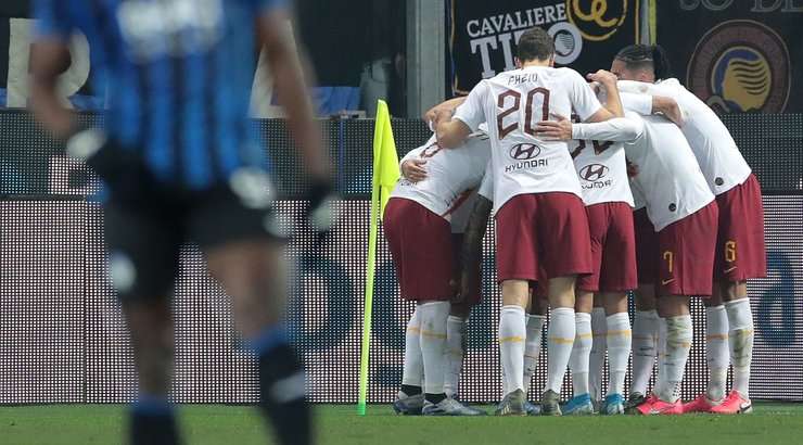 VÀO! Edin Dzeko (AS Roma) cướp lấy quả bóng tại rìa vòng cấm sau một sai lầm tai hại của hàng thủ đối phương tung cú sút mạnh vào lưới. Tỉ số lúc này là 0:1.