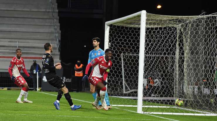 Vào! Axel Disasi (Monaco) sút bóng bật ra vào phía trong cột dọc bên phải sau khi bóng đến chỗ anh ấy trong vòng cấm. Tỉ số là 1:3.