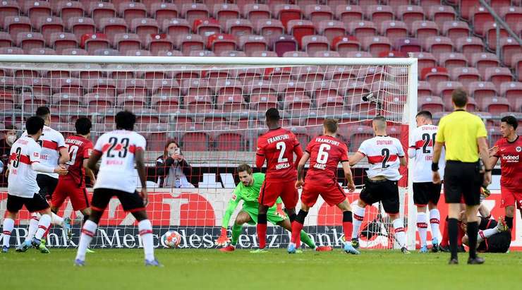 Waldemar Anton (VfB Stuttgart) giành được bóng trong vòng cấm sau quả đá phạt và ghi bàn với một cú sút chính xác vào góc trái phía dưới!