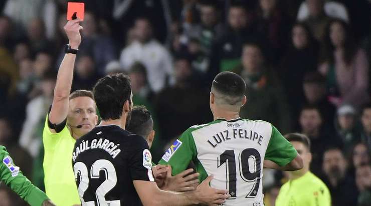 Luiz Felipe (Betis) bị truất quyền thi đấu! Chiếc thẻ đỏ không hề oan ức với tình huống va chạm rất mạnh vừa rồi của anh.