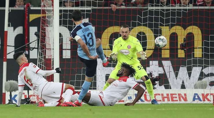 Vào - 1:3! Denis Zakaria chuyền bóng như đặt cho Lars Stindl (B. Monchengladbach), người có một cú sút từ cự ly gần vào góc cao bên phải khung thành, đánh bại thủ môn.