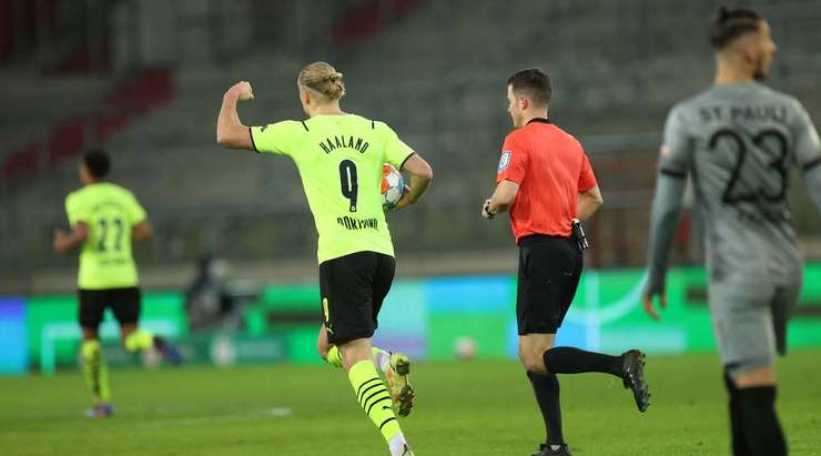 VÀO! Đó là một cú sút phạt đền tuyệt vời của Erling Haaland (Dortmund) về phía góc thấp bên phải khung thành, không có một chút cơ hội nào cho thủ môn Dennis Smarsch để cản phá!