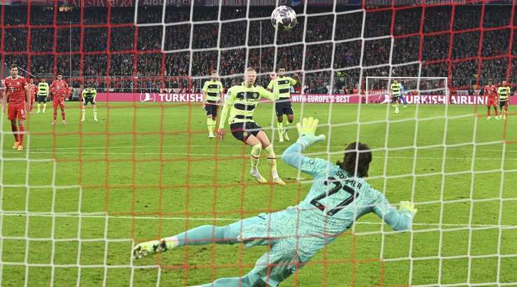 Erling Haaland (Manchester City) đá hỏng quả phạt đền! Pha dứt điểm thiếu chính xác của anh đã đi vọt xà ngang rất xa.