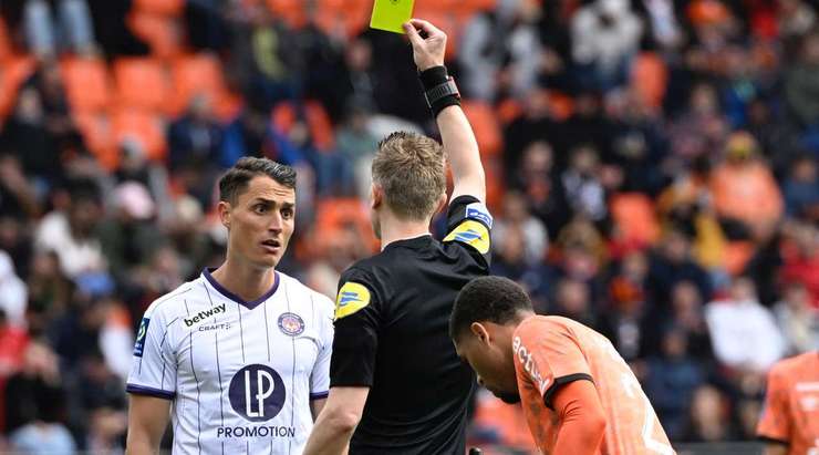 Marc Bollengier rút ra một chiếc thẻ vàng dành cho Vincent Sierro (Toulouse) vì pha tắc bóng thô bạo.