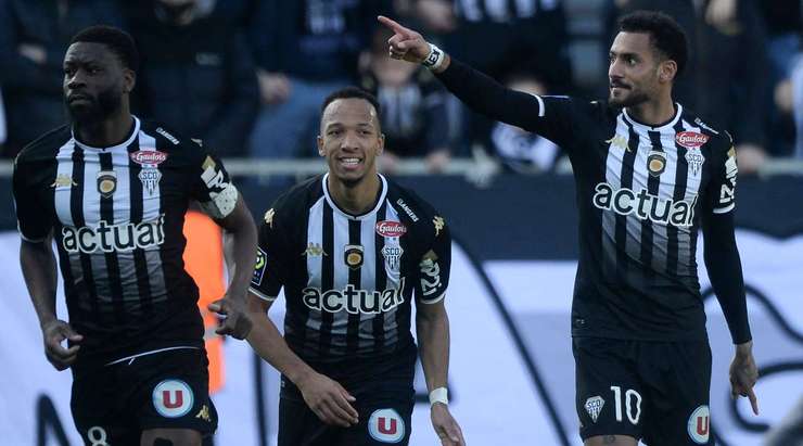 Vào! Sofiane Boufal dọn cỗ cho Angelo Fulgini (Angers) tại rìa vòng cấm người sút bóng vào góc trái phía trên. 1:0.