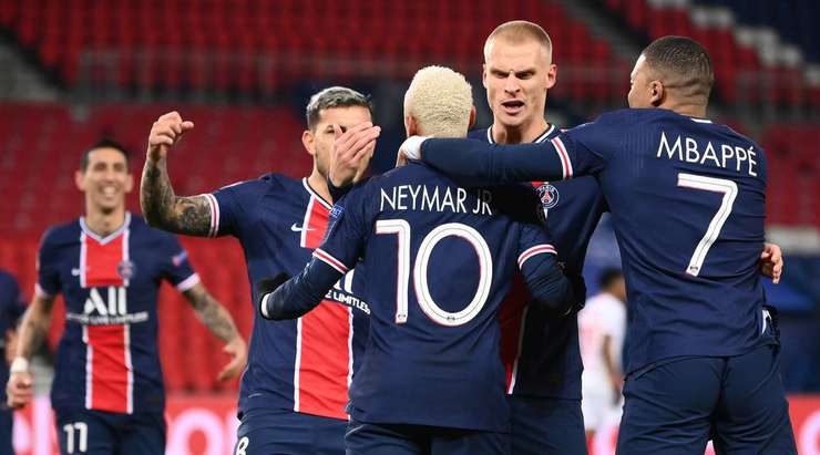 Vào! Peter Gulacsi đã chạm được những đầu ngón tay vào bóng sau cú sút của Neymar (Paris SG), nhưng chừng đó thôi không đủ ngăn trái bóng đi vào góc thấp bên phải khung thành.
