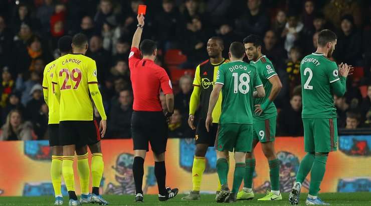 THẺ ĐỎ! Christian Kabasele (Watford) có vẻ như không thể tin vào mắt mình khi anh nhận được quyết định của trọng tài sau khi xem lại băng ghi hình.