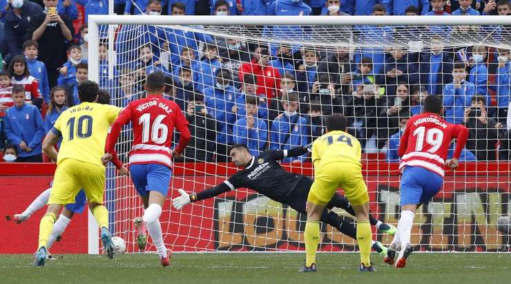 Luis Milla (Granada CF) dễ dàng chuyển hóa quả phạt đền với cú sút vào góc thấp bên trái, bóng đập cột dọc vào lưới. Sergio Asenjo đã hoàn toàn bó tay trong tình huống vừa rồi.