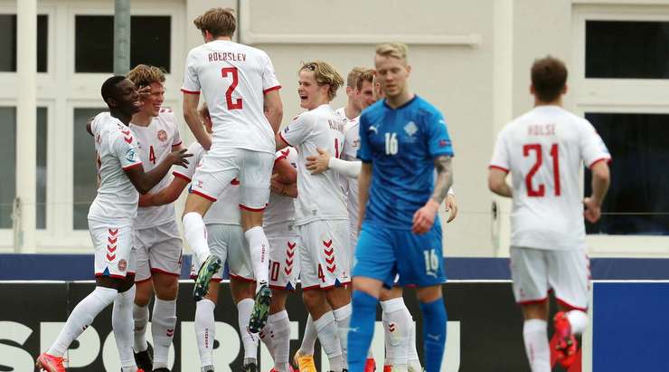 Vào - 0:2! Mads Bech Sorensen (Đan Mạch) nhận một đường chuyền chuẩn xác trong vòng cấm từ Nikolai Frederiksen và anh đánh bại thủ môn với một pha dứt điểm sắc sảo vào góc thấp bên phải khung thành.
