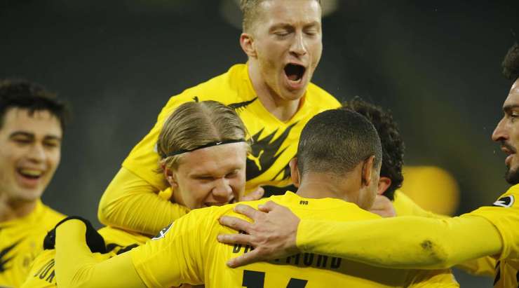 Jadon Sancho thực hiện quả phạt góc và Manuel Akanji (Dortmund) bật lên cao nhất để tung một cú đánh đầu xuất sắc từ giữa vòng cấm vào góc trái khung thành. Tỉ số là 1:0.
