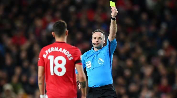 Chắc chắn là một chiếc thẻ vàng. Đúng vậy. Bruno Fernandes (Manchester United) nhận một chiếc thẻ vàng cảnh cáo cho cú chuồi bóng quá thô bạo của mình.