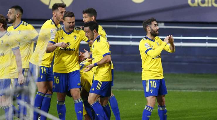 Alberto Perea (Cadiz) thay đổi thành công bảng tỉ số sau khi anh nhận một đường kiến tạo xuất sắc của đồng đội và chuyển hóa nó thành bàn thắng với một cú sút đi vào phía trong cột dọc bên phải.
