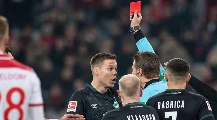 Niklas Moisander (Werder Bremen) có một pha phạm lỗi tồi và nhận chiếc thẻ vàng thứ hai và điều đó có nghĩa là anh ấy bị đuổi.