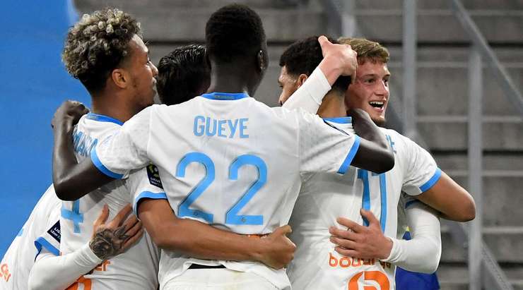 Mickael Cuisance (Marseille) tìm thấy khoảng trống bên trong vòng cấm để đón một quả tạt đẹp mắt và tung cú sút mạnh vào mép trong cột dọc bên trái. Một cú dứt điểm tuyệt vời.