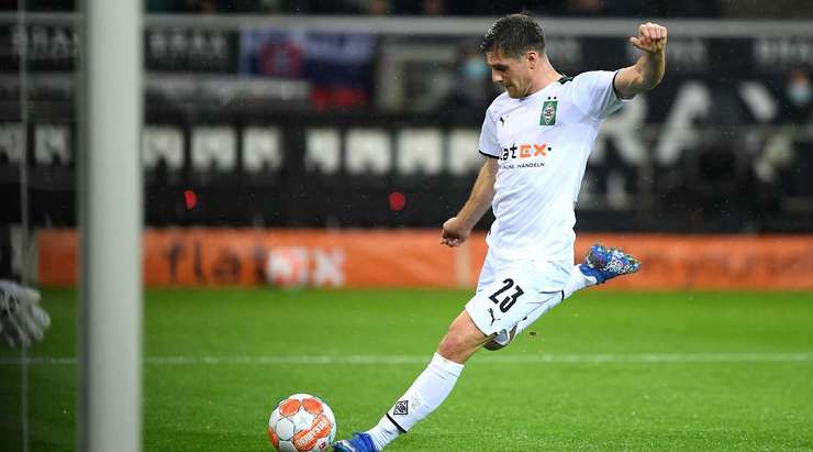 Jonas Hofmann (B. Monchengladbach) có bóng ở một vị trí tuyệt vời sau một đường chuyền chính xác trong vòng cấm và dứt điểm gọn gàng vào lưới! Cú sút của anh đi vào góc trái khung thành, bóng đập cột dọc vào lưới.