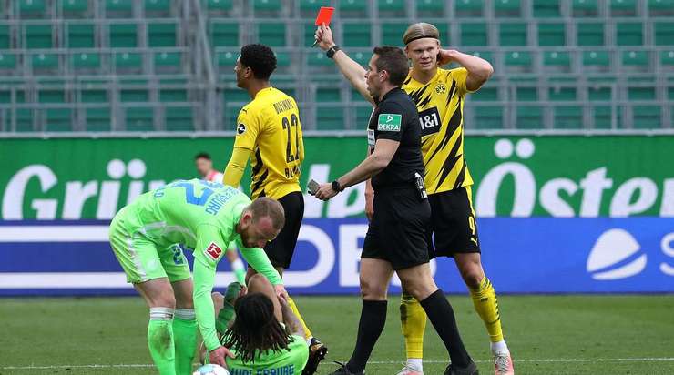 Jude Bellingham (Dortmund) bị phạt chiếc thẻ vàng thứ hai và trọng tài Tobias Stieler đã đuổi anh ra khỏi sân.