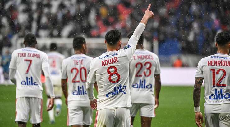 Houssem Aouar (Lyon) nhận đường chuyền từ đồng đội và anh không hề do dự tung một cú sút chìm không thể cản phá vào góc thấp bên trái khung thành.
