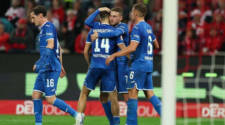 Jacob Bruun Larsen (Hoffenheim) lấy được bóng trong vòng 5m50 và dứt điểm vào góc thấp bên phải khung thành, bóng đã nằm gọn trong lưới!