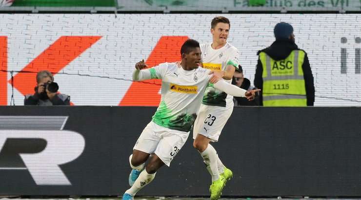 Breel Embolo (B. Monchengladbach) chuyển hóa quả tạt sắc bén của đồng đội bằng một cú sút cực mạnh vào ngay giữa khung thành.