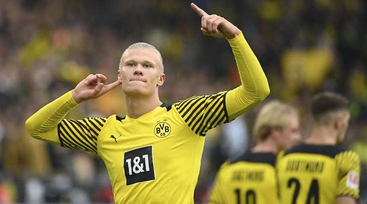 Erling Haaland (Dortmund) không phạm sai lầm nào trên chấm phạt đền, anh ta chờ thủ môn Robin Zentner đổ người rồi mới nhẹ nhàng sút bóng vào chính giữa khung thành.