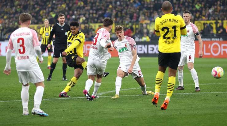 Jude Bellingham (Dortmund) đột phá qua hàng phòng ngự đối phương và ghi một bàn thắng xuất sắc từ ngoài vòng cấm: cú sút của anh đi đúng vào mép trong cột dọc bên phải!