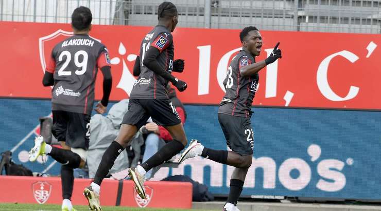 Moussa Kone (Nimes) đột phá trước khi nhận một đường chuyền tuyệt vời của đồng đội và tung một cú sút chuẩn xác để đánh bại thủ môn. Quả bóng bay vào góc thấp bên phải khung thành.
