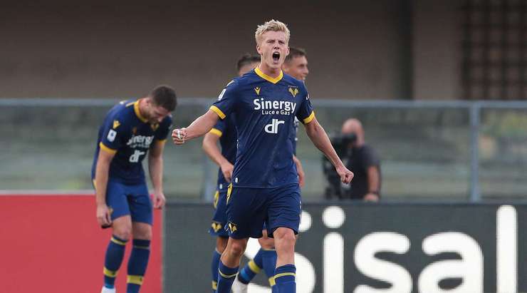 Vào! Một đường bóng bật ra đã sửa lưng tất cả mọi người, ngoại trừ Josh Doig (Verona), anh chớp lấy thời cơ và sút bóng tung lưới khung thành bỏ trống. 2:1.