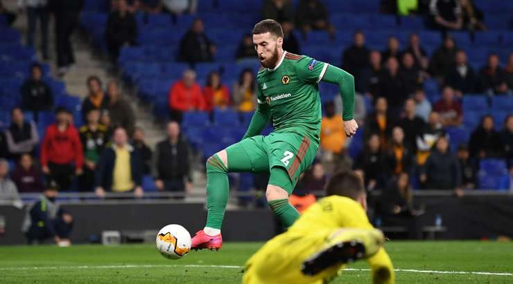 Nó đã đi vào lưới! Daniel Podence tung một đường chuyền đến Matt Doherty (Wolves), và anh ấy dễ dàng đưa bóng vào lưới trống. Tỉ số là 2:2.