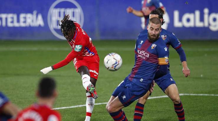 Một pha bóng tinh tế của Domingos Quina (Granada CF), anh nhận một đường chuyền chuẩn xác và và sút một chạm từ rìa vòng cấm vào góc cao bên phải khung thành!