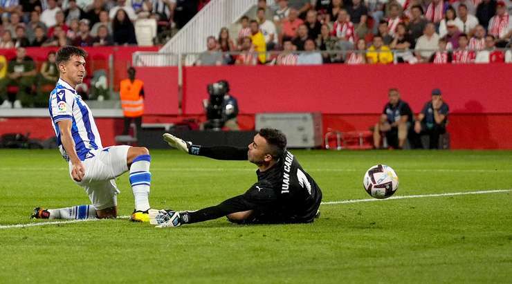 Vào! Martin Zubimendi (Real Sociedad) chớp cơ hội sau một tình huống bóng bật ra trong vòng cấm và đánh bại thủ môn với một cú sút vào góc thấp bên phải. Tỉ số đã được nâng lên: 3:4.