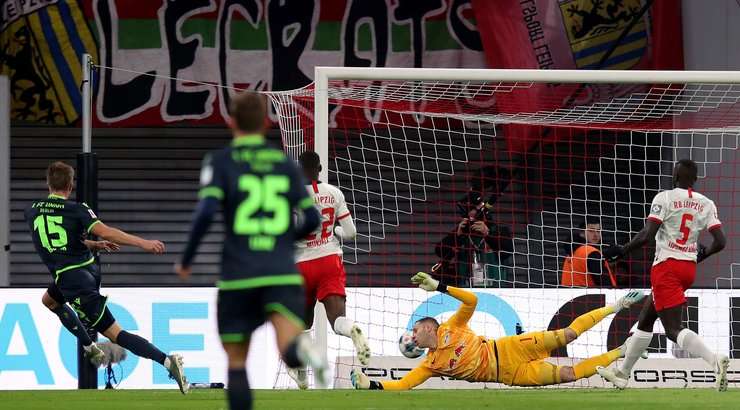 Vào! Sebastian Andersson nạp đạn cho Marius Bulter (Union Berlin) ở một vị trí bên trong vòng cấm, và cầu thủ này đã giữ được cái đầu lạnh để sút bóng vào góc thấp bên trái khung thành. Tỉ số là 0:1.