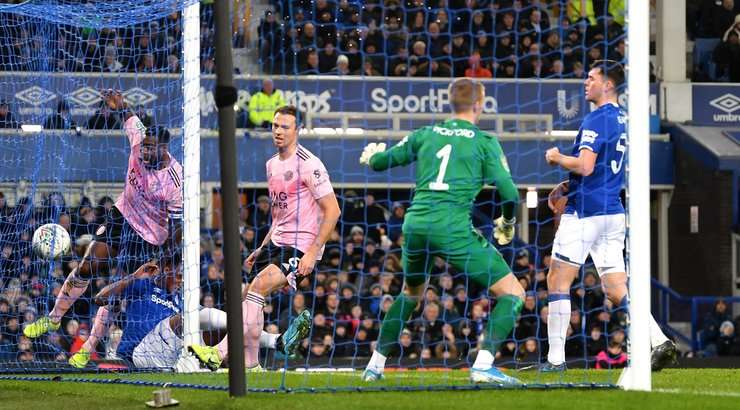 Vào! Quả phạt góc trước đó được treo vào vòng cấm và Jonny Evans (Leicester) sút bóng vào lưới sau pha kiến tạo bằng đầu của Jamie Vardy. 0:2.
