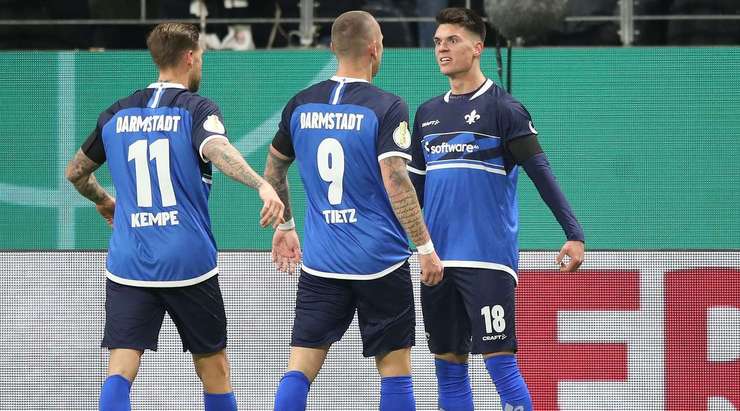 VÀO! Một pha kiến tạo xuất sắc của Fabian Schnellhardt, người đóng vai trò then chốt trong việc tổ chức tấn công. Anh ấy dọn cỗ cho Mathias Honsak (Darmstadt), người đánh bại Kevin Trapp với một cú sút tuyệt vời vào góc phải phía dưới. 1:2.