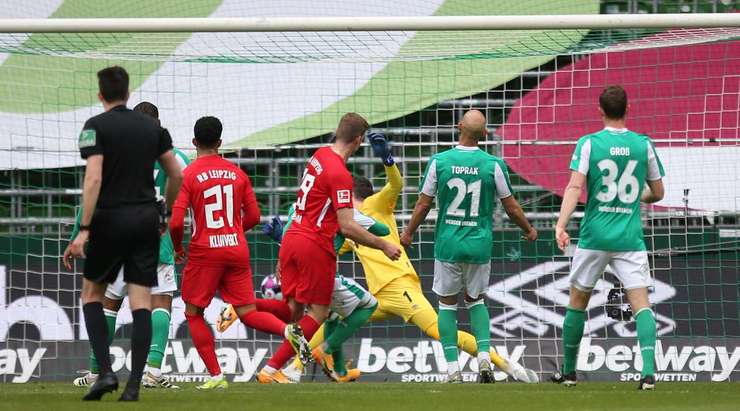 Vào! Willi Orban chuyền bóng đến chân của Alexander Sorloth (RB Leipzig), người đứng trước mành lưới trống và không gặp khó khăn đệm bóng vào khung thành. 0:3.