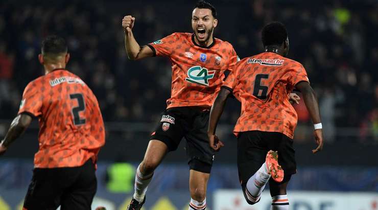 Enzo Le Fee (Lorient) thực hiện quả đá phạt từ rìa vòng cấm bằng một cú sút thẳng hoàn hảo. Anh ấy cứa bóng thẳng vào phía trong cột dọc bên phải. Chúng tôi thật sự không biết dùng từ ngữ gì để diễn tả vẻ đẹp của bàn thắng vừa rồi.