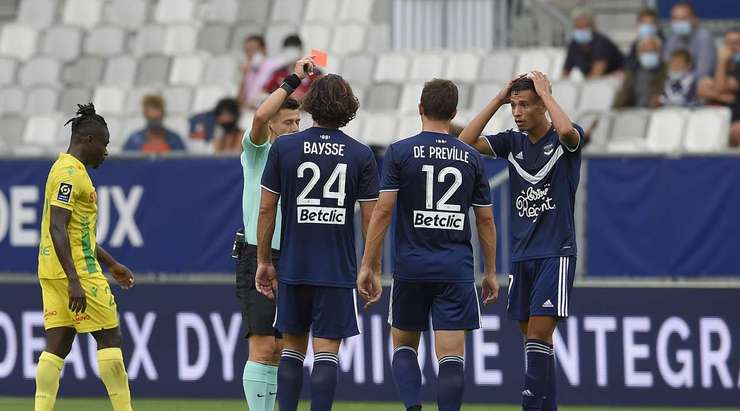 Đã có quyết định từ hệ thống VAR. Trọng tài Benoit Bastien rút ra một chiếc THẺ ĐỎ và Mehdi Zerkane (Bordeaux) đã có thể rời sân để đi tắm sớm!